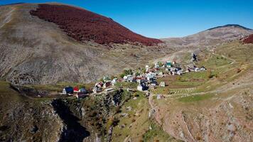 luftdrohnenansicht des bergdorfes lukomir in bosnien und herzegowina. einzigartiges und traditionelles Dorf. Einzigartiges Dorf in Europa. mittelalterliche traditionelle Lebensweise. ländlicher Tourismus und Urlaub. foto