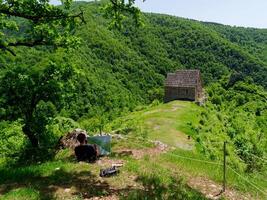 Kloster von Abonnieren sutjeska und das königlich mittelalterlich Stadt, Dorf von Bobovac im Bosnien und Herzegowina. foto