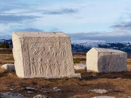 stecci mittelalterliche grabsteine friedhöfe dugo polje in blidinje, bih. Unesco-Website. historische Sehenswürdigkeit. Die Grabsteine weisen eine Vielzahl von dekorativen Motiven und Inschriften auf. foto