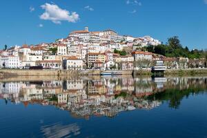 Coimbra, ein Flussufer Stadt im zentral Portugal ist Zuhause zu ein konserviert mittelalterlich alt Stadt, Dorf und das historisch Universität von Coimbra. UNESCO Welt Erbe Seite? ˅. foto