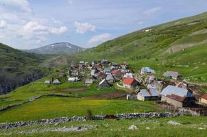 Berg Dorf Lukomir im Bosnien und Herzegowina. einzigartig und traditionell Dorf. einzigartig Dorf im Europa. mittelalterlich traditionell Weg von Leben. ländlich Tourismus und Feiertage. foto