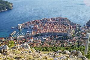 Aussicht von das alt historisch Stadt von Dubrovnik im Kroatien, UNESCO Welt Erbe Seite? ˅. berühmt Tourist Attraktion im das adriatic Meer. befestigt alt Stadt. Tourismus und Reise zu Kroatien. foto