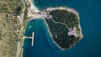 Antenne Drohne Aussicht von das porto Palermo Schloss im Albanien. das Schloss ist ein von Bedeutung Monument gelegen in der Nähe von das Dorf von Himare im Süd- Albanien foto