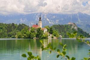 Aussicht von das magisch See blutete im Slowenien. Kirche von das Mutter von Gott auf ein wenig Insel im das See. foto