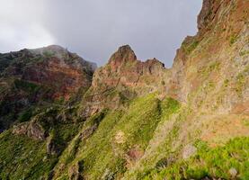 schöne Aussicht auf die Berglandschaft mit lebendigen Farben an einem sonnigen Tag. Wanderweg von Pico Arieiro nach Pico Ruivo, Insel Madeira, Portugal. um die Welt reisen. Nomadenleben. abenteuerlicher Lebensstil. foto