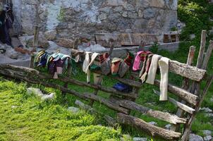 Wolle Socken Sein verkauft im ein Dorf im das Landschaft. foto