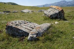 stecke mittelalterlich Grabsteine Friedhöfe im zabljak, Montenegro. historisch Platz von Interesse. das Grabsteine Feature ein breit Angebot von dekorativ Motive und Inschriften. foto