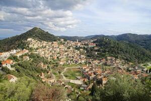 Aussicht von das Dorf von Lastovo, gelegen auf das oben von das Hügel auf das Nord Kante von das Insel. Reise zu Kroatien Insel. ländlich Tourismus. foto