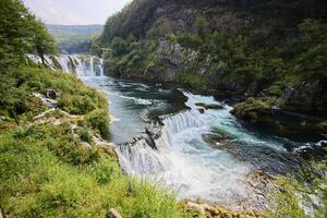 Wasserfälle von una National Park im Bosnien und Herzegowina. ein Netzwerk von Fluss Ströme, Schwimmbecken, Wasser Stromschnellen, Schluchten und Wasserfälle. foto