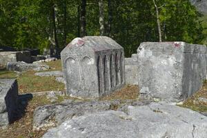 stecke mittelalterlich Grabsteine Friedhöfe im Biskuit, Bosnien und Herzegowina. historisch Platz von Interesse. das Grabsteine Feature ein breit Angebot von dekorativ Motive und Inschriften. foto