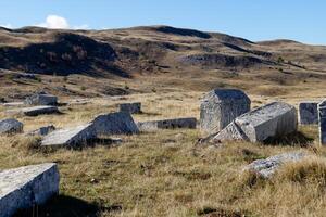 stecke mittelalterlich Grabsteine Friedhöfe im Abonnieren bara im Kalinovik, Bosnien und Herzegowina. UNESCO Seite? ˅. das Grabsteine Feature ein breit Angebot von dekorativ Motive und Inschriften. foto