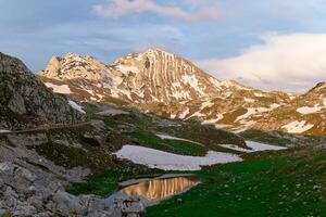 Sonnenuntergang Aussicht von prutas Berg im Durmitor National Park im Montenegro. Schnee Überreste auf das Berg. berühmt Wandern Ziel. UNESCO Welt Erbe Seite? ˅. foto