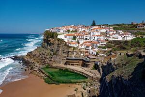 azenhas do mar, portugal. Natürlicher Pool im Ozean, neben der Klippe und einem Dorf am Meer während des Sonnenuntergangs. besten Reiseziele der Welt. meistbesuchte Orte. Feiertage. landschaftlich und exotisch. foto