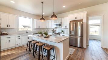 geräumig und einladend modern Küche mit rostfrei Stahl Haushaltsgeräte, Holz Böden und stilvoll Anhänger Beleuchtung foto