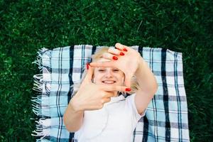 Frau macht Rahmen mit Händen und Fingern mit glücklichem Gesicht foto