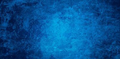 dynamisch Marine Blau Stuck Textur mit Scheinwerfer, abstrakt Grunge Akzent Stück auf breit Winkel Hintergrund. foto