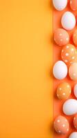 bunt Eier mit Copyspace auf Orange Hintergrund. Ostern Ei Konzept, Frühling Urlaub foto