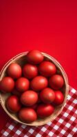 ein Korb von bunt Eier mit Copyspace auf ein rot Hintergrund. Ostern Ei Konzept, Frühling Urlaub foto