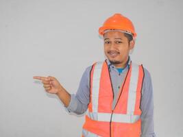 ein Mann tragen Konstruktion zeigen richtig Geste wählen jemand gegen Weiß Hintergrund foto