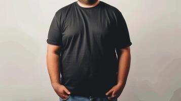 groß Größe Fett Erwachsene Mann Modell- im leer schwarz t Hemd zum Design Attrappe, Lehrmodell, Simulation foto