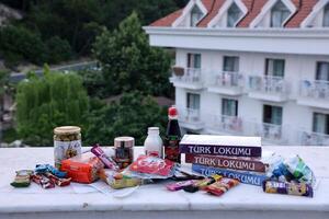 Antalya, Truthahn - - kann 18, 2021 viele lecker Schokolade Riegel von verschiedene lokal Türkisch Hersteller. typisch Produkte von Türkisch Supermärkte foto