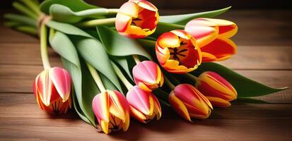 Frühling Blumen Tulpen Banner Kopieren Raum auf hölzern Hintergrund Tabelle Rosa rot Gelb Strauß Lügen foto