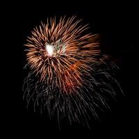 bunt Feier Feuerwerk isoliert auf schwarz Himmel Hintergrund. foto