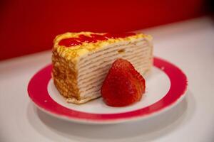 geschichtet Erdbeere Krepp Kuchen foto