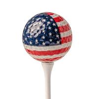 Golfball mit USA-Flagge auf weißem Tee mit Beschneidungspfad, beliebtester Sport der Welt. foto