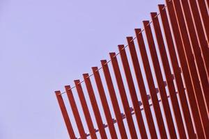 Architekturfotografie von rotem Stahlzaun foto
