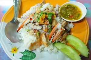 Krabbe Basilikum gebraten Reis mit Meeresfrüchte Eintauchen Soße im Thailand foto