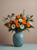 Strauß von Orange Rosen und Gänseblümchen im Blau Vase foto