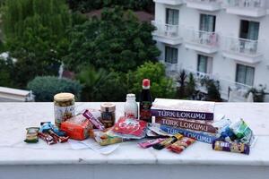 Antalya, Truthahn - - kann 18, 2021 viele lecker Schokolade Riegel von verschiedene lokal Türkisch Hersteller. typisch Produkte von Türkisch Supermärkte foto