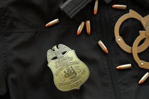 Kiew, Ukraine - - März 9, 2024 uns fbi Bundes Büro von Ermittlung Abzeichen auf schwarz Jacke Uniform mit Pistole, Kugeln und Handschellen foto