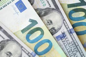Kiew, Ukraine - - Februar 28, 2024 uns Dollar und EU Euro Geld Rechnungen im Ventilator Layout. anders Beliebt Währungen foto