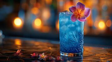 Blau Cocktail mit Blume auf Rand foto