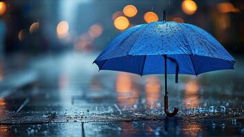 Blau Regenschirm auf nass Bürgersteig foto