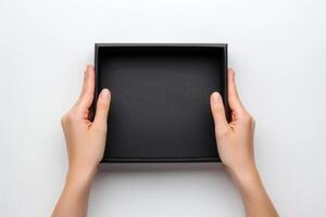 ai generiert weiblich Hände öffnen leeren schwarz Box im Studio. foto