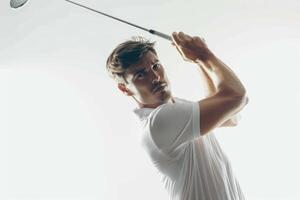 ai generiert Golf Spieler üben Balance mit hell Emotionen. foto