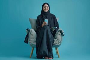 ai generiert glücklich jung Muslim Frau im abaya mit Zelle Telefon. foto