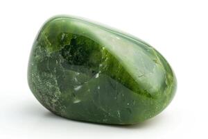 ai generiert Makro Schuss von stürzte Grün nephrit Jade auf Weiß Hintergrund. foto