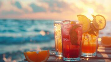 erfrischend Sommer- Cocktails durch das Strand. foto