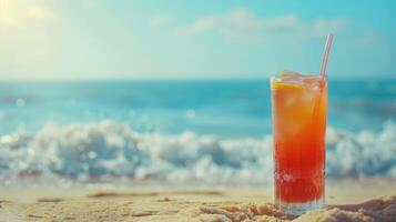 erfrischend Sommer- trinken mit Strand Hintergrund. foto