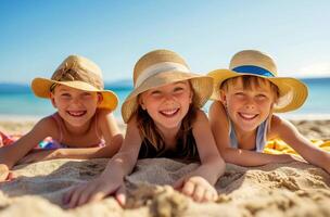 Kinder spielen am Strand foto