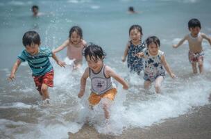 Kinder spielen im das Meer foto