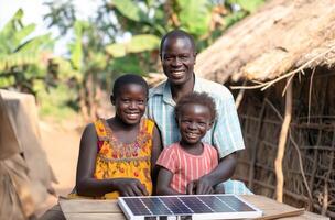 Familie mit Solar- Panel foto