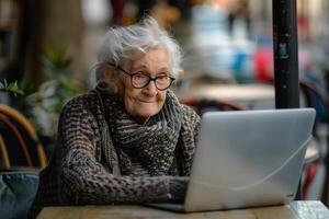 alt Dame Arbeiten beim Laptop kommunizieren oder tun Vernetzung Geschäft foto