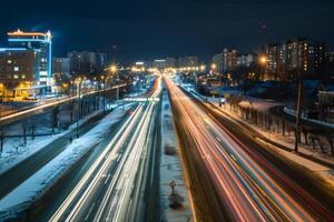 Streifen von ziehen um Auto Beleuchtung gegen das Hintergrund von Stadt Beleuchtung beim Nacht foto