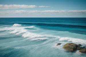 ein schön Strand mit Wellen und Blau Himmel foto