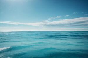 ein schön Strand mit Wellen und Blau Himmel foto